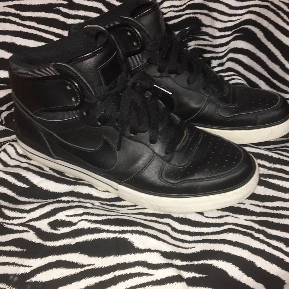 Black Nike’s in great condition there is no soles